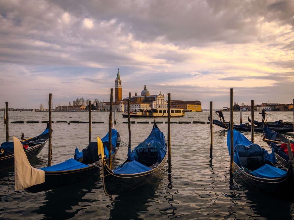 Making waves in Venice: A gondola and a cruise&nbsp;ship